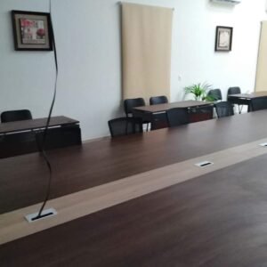 طاولة اجتماعات تنفيذية ضخمة بتصميم بيضاوي
