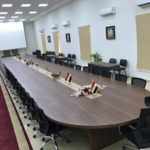 طاولة اجتماعات تنفيذية ضخمة بتصميم بيضاوي ومجاري كهرباء مدمجة لتجهيز المقرات الإدارية والشركات
